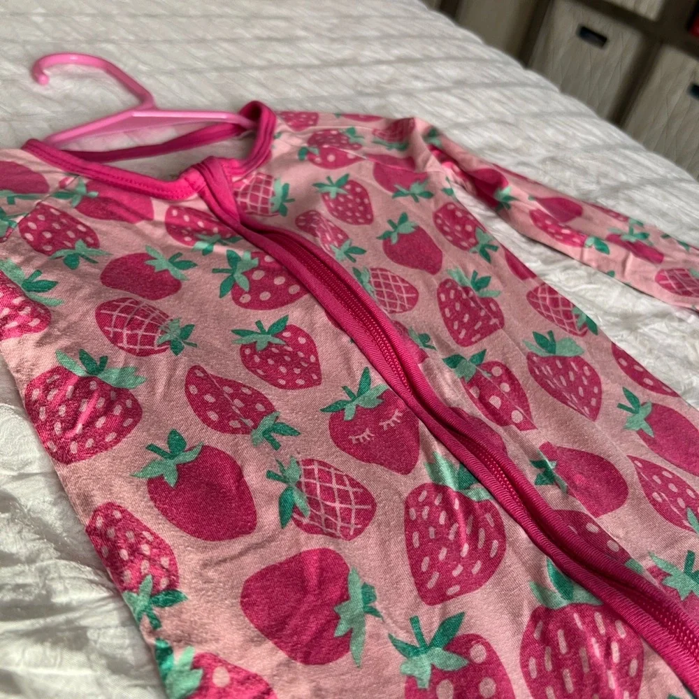 Little Sleepies Sweet Strawberries Zippy Pajamas Size 12-18 Months GUC - Picture 7 of 9